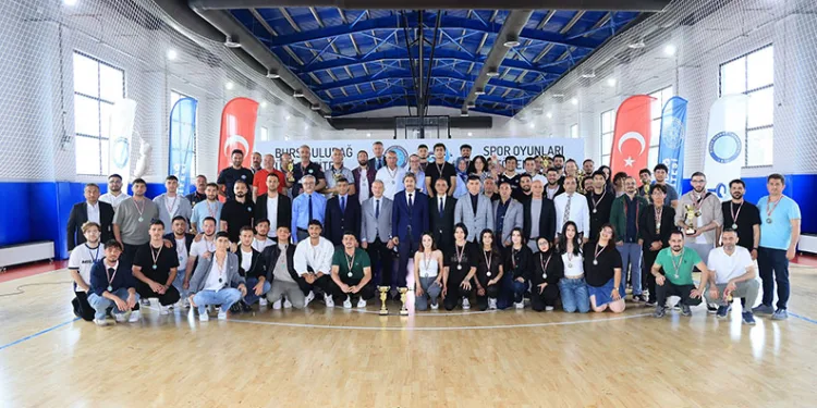 BUÜ Spor Oyunları’nda şampiyonlar kürsüye çıktı