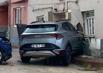 Bursa’da otomobil ile çarpışan cip eve girdi