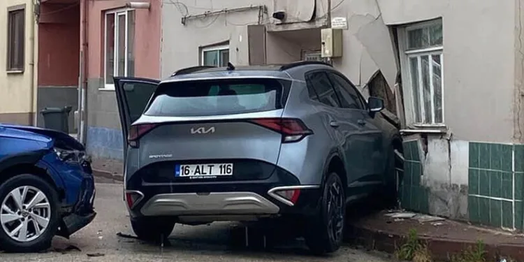 Bursa’da otomobil ile çarpışan cip eve girdi