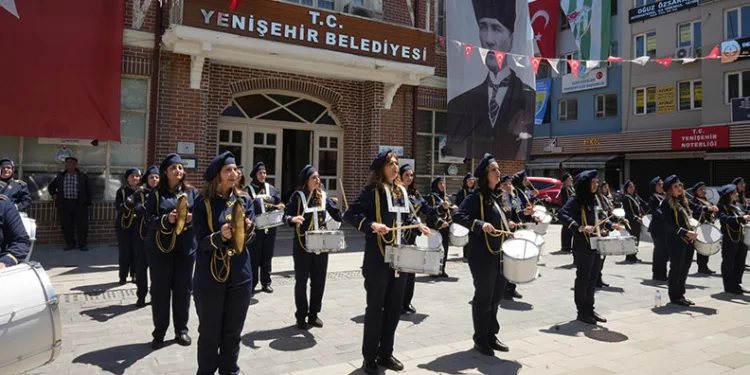 Bursa’nın ilk kadın bandosu Yenişehir sokaklarında