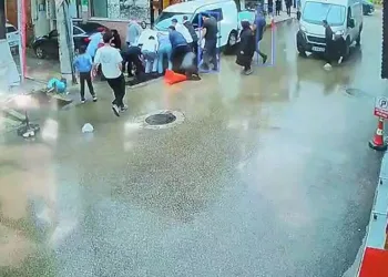 Bursa’da kamyonetin altında kaldılar, yürüyerek taburcu oldular