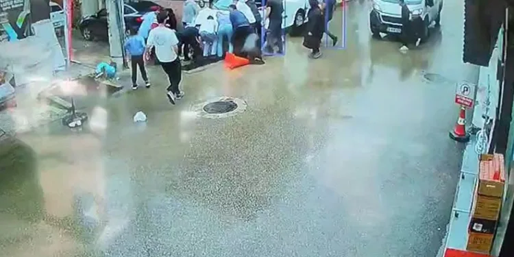 Bursa’da kamyonetin altında kaldılar, yürüyerek taburcu oldular