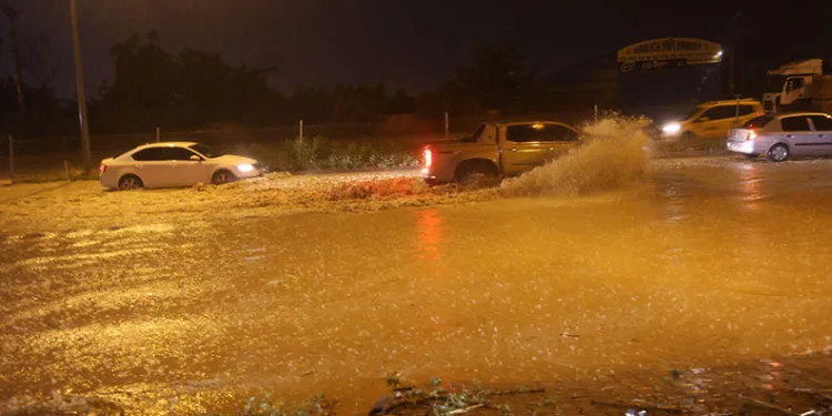 Hatay’da şiddetli sağanak sele yol açtı