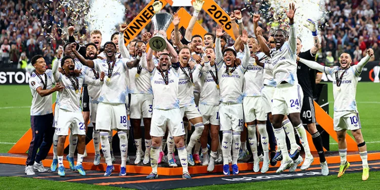 UEFA Avrupa Ligi şampiyonu Aston Villa kupasını aldı