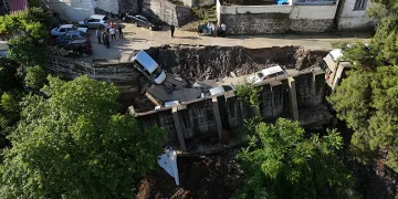 Aşırı yağışla birlikte çöken yol 5 aracı yuttu