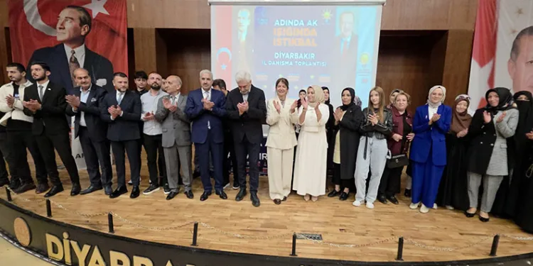 CHP ve YRP’den ayrılan 100 kişi AK Parti’ye katıldı