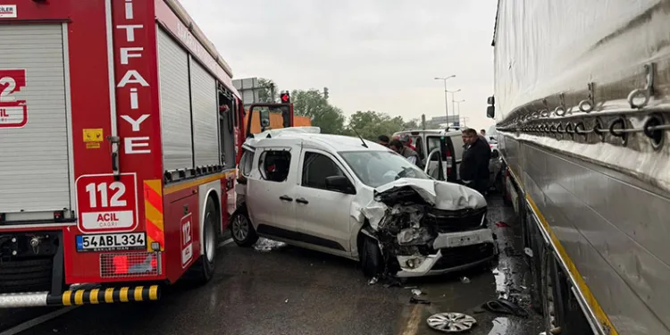 Yangın ihbarına giden itfaiye aracı zincirleme kazaya karıştı: 4 yaralı