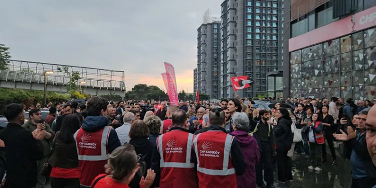 CHP İstanbul İl Başkanlığında ‘mutlak butlan’ eylemi
