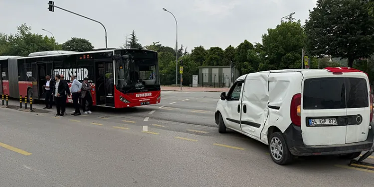 Metrobüsle hafif ticari araç çarpıştı: 13 yaralı