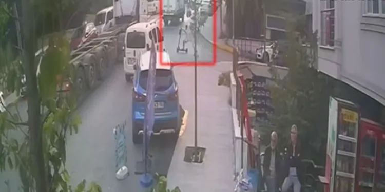 11 yaşındaki çocuk, skuter ile tırın altında kaldı
