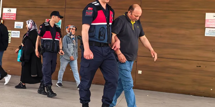 Kredi kartı çalıp harcama yapan şüpheliler yakalandı
