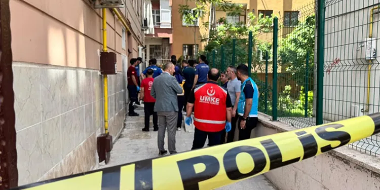 Pencere temizlerken 5’inci kattan düşen kadın hayatını kaybetti