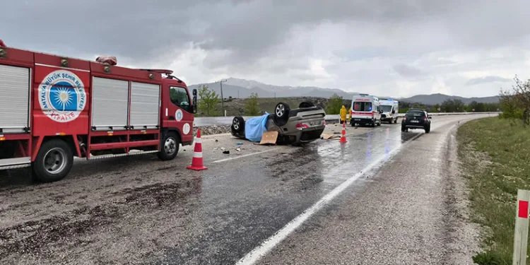 Lüks otomobil kontrolden çıkıp takla attı: 2 ölü