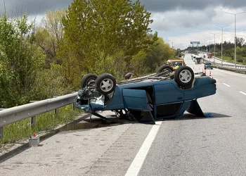 Çorum’da bariyerlere çarpan otomobil devrildi: 1 yaralı