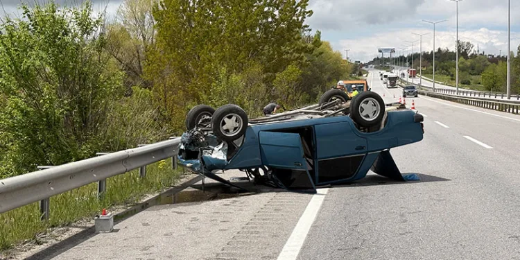 Çorum’da bariyerlere çarpan otomobil devrildi: 1 yaralı