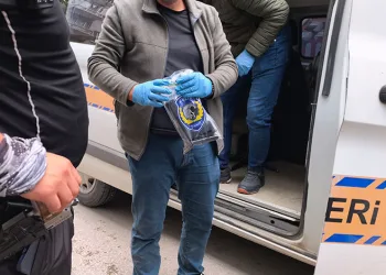 Polisten kaçtı, üzerinden ruhsatsız tabanca çıktı