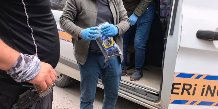 Polisten kaçtı, üzerinden ruhsatsız tabanca çıktı