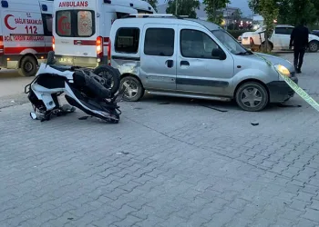 Hafif ticari araçla çarpışan motosikletteki 2 kişi yaralandı
