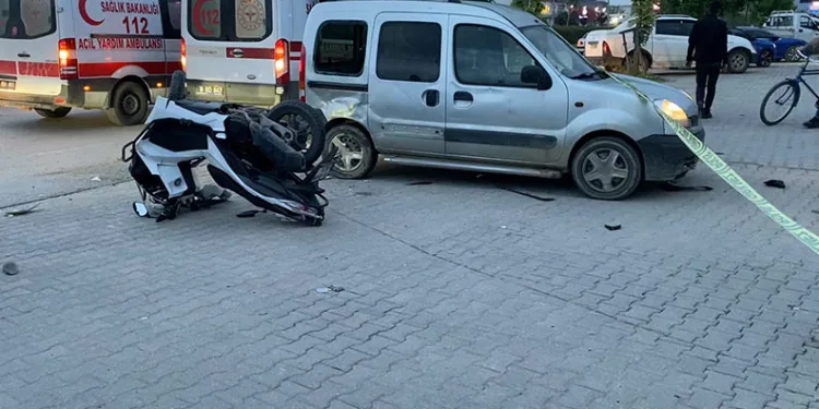 Hafif ticari araçla çarpışan motosikletteki 2 kişi yaralandı