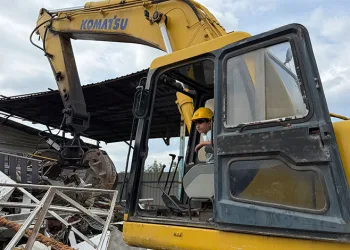 6 yaşında iş makinelerini kullanabiliyor
