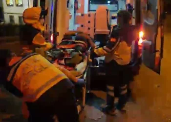 Merdivenlerden uçan motosiklet sürücüsü yaralandı
