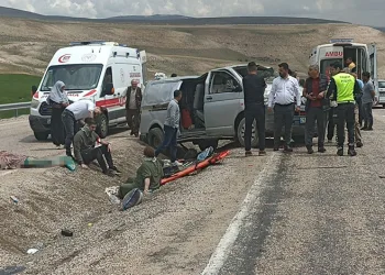 Bayram tatili yolunda feci kaza: 1 ölü, 8 yaralı