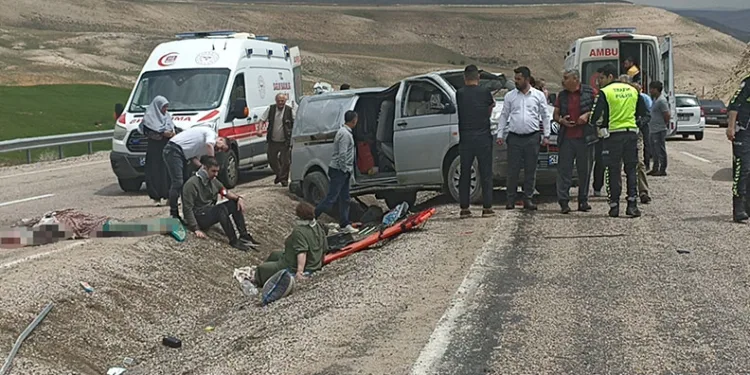 Bayram tatili yolunda feci kaza: 1 ölü, 8 yaralı