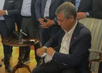Özgür Özel mutlak butlan tebligatını yırttı