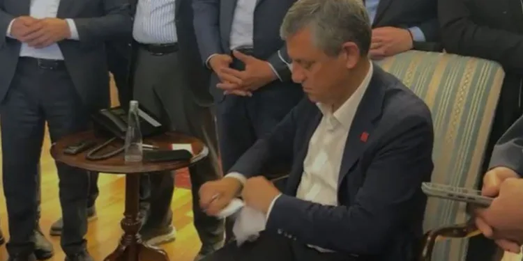 Özgür Özel mutlak butlan tebligatını yırttı