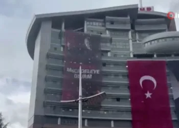 Özel’in CHP Genel Merkezi’ndeki afişi indirildi