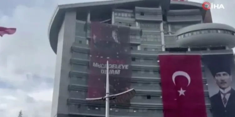 Özel’in CHP Genel Merkezi’ndeki afişi indirildi