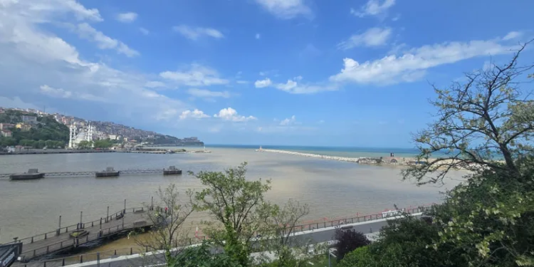 Zonguldak Limanı yağışların ardından sarıya büründü