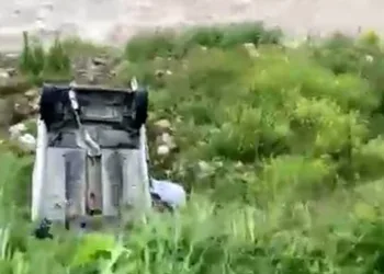 Bolu’da hafif ticari araç dere yatağına uçtu