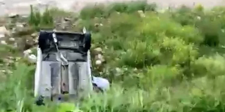 Bolu’da hafif ticari araç dere yatağına uçtu