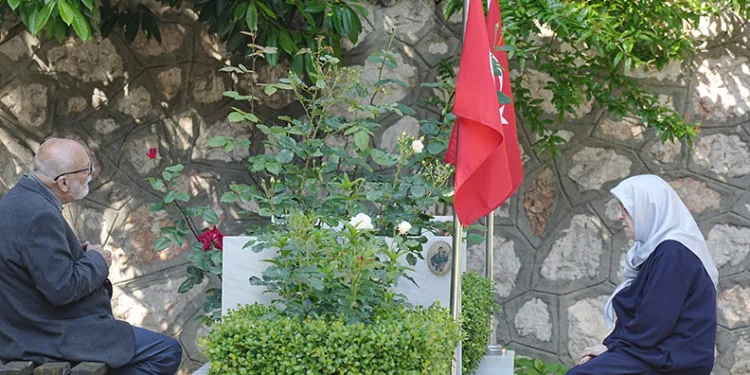 Şehitlikte hüzünlü bayramlaşma