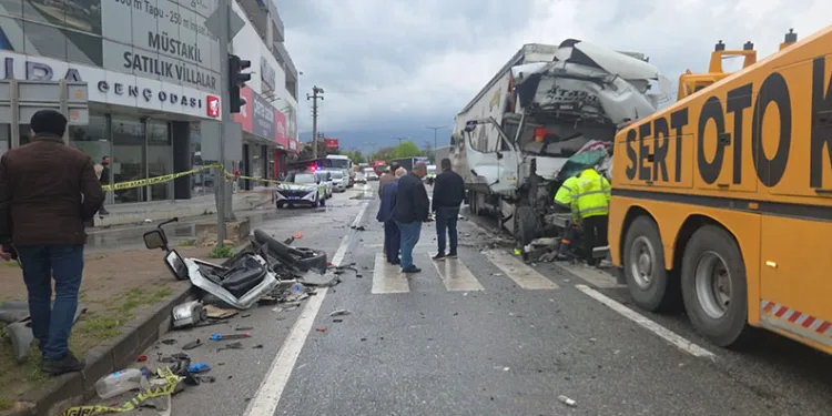 Bursa’da TIR ışıklarda duran tankere çarptı: 1 ölü