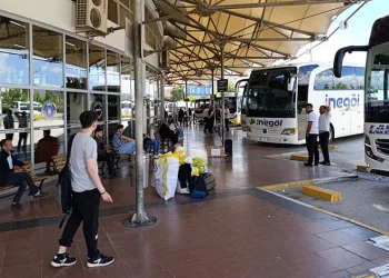 Terminalde unutulan çantadan servet çıktı
