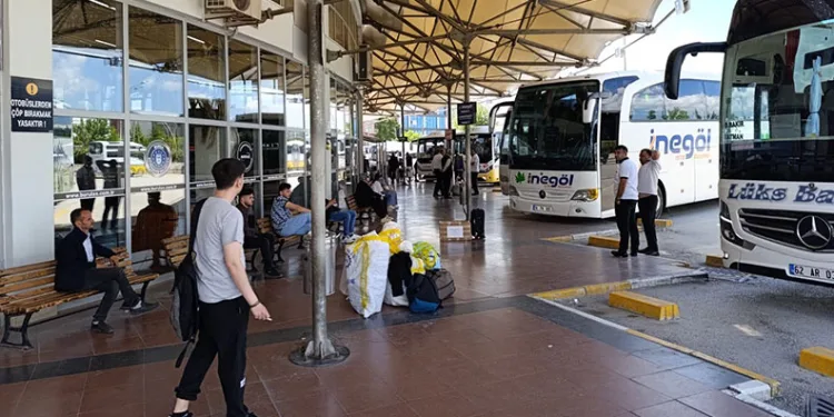 Terminalde unutulan çantadan servet çıktı
