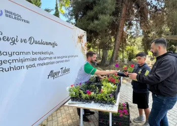 İnegöl Belediyesi Bayram Öncesi Mezarlıklarda Çiçek Dağıttı
