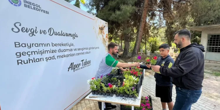 İnegöl Belediyesi Bayram Öncesi Mezarlıklarda Çiçek Dağıttı
