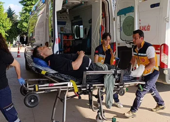 Üzerine iş makinesi devrilen işçi yaralandı
