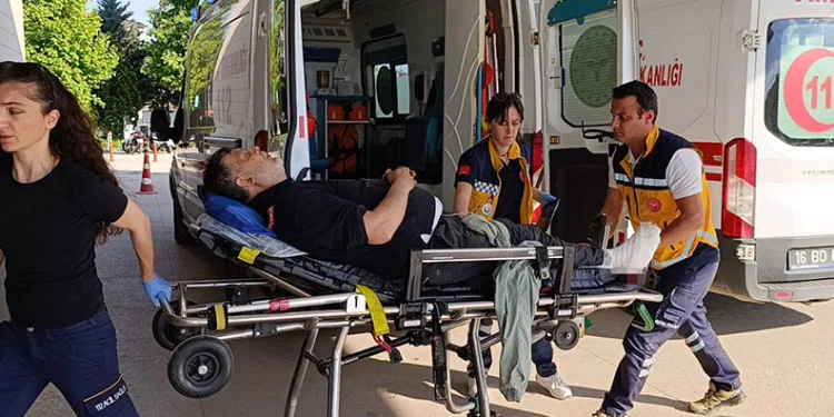 Üzerine iş makinesi devrilen işçi yaralandı