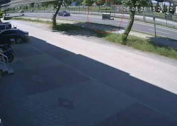 Kamyonetten düşen demir kafes faciaya davetiye çıkardı