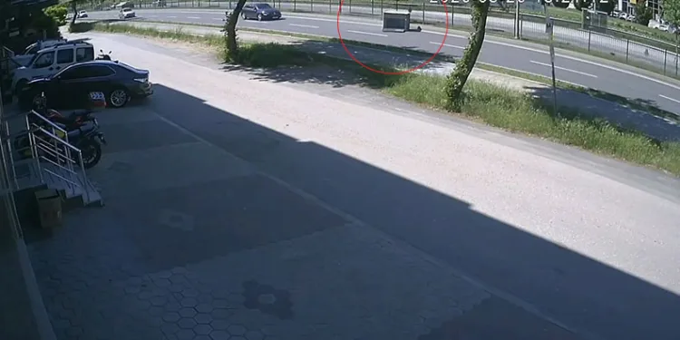 Kamyonetten düşen demir kafes faciaya davetiye çıkardı