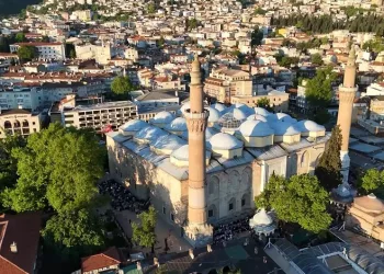 Bursa’da bayram coşkusu tarihi camilerde yaşandı