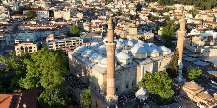 Bursa’da bayram coşkusu tarihi camilerde yaşandı
