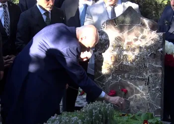 MHP lideri Bahçeli, Merhum Türkeş’in kabrini ziyaret etti