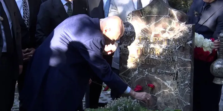 MHP lideri Bahçeli, Merhum Türkeş’in kabrini ziyaret etti