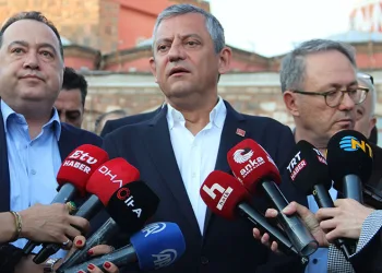 Özgür Özel bayram namazını memleketi Manisa’da kıldı