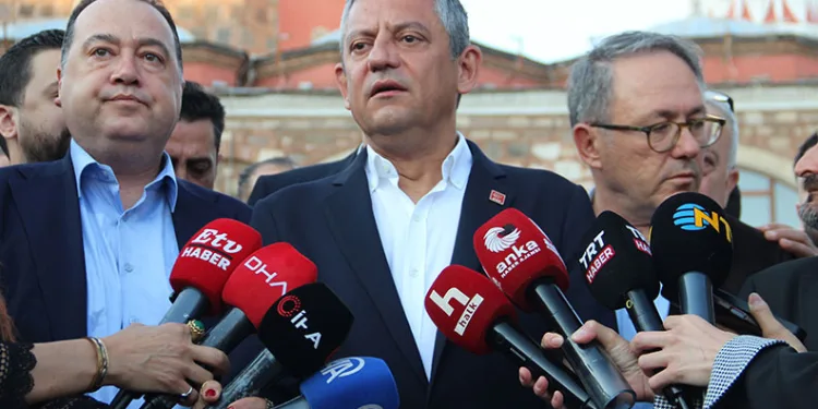 Özgür Özel bayram namazını memleketi Manisa’da kıldı
